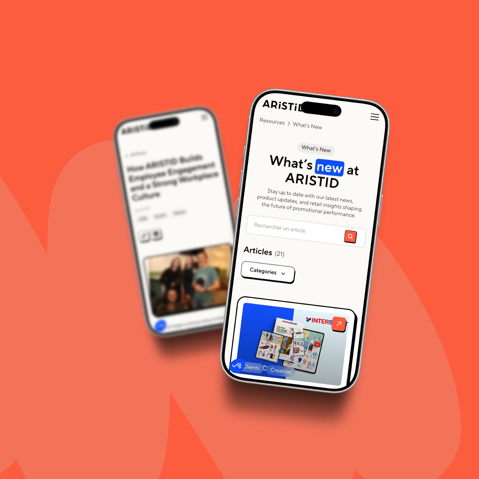 Deux écrans mobiles sur fond corail : la page What’s new at Aristid et un article