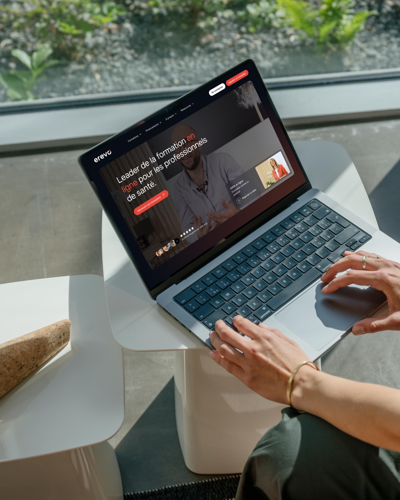 Un ordinateur portable ouvert sur le site Erevo, vu de dessus