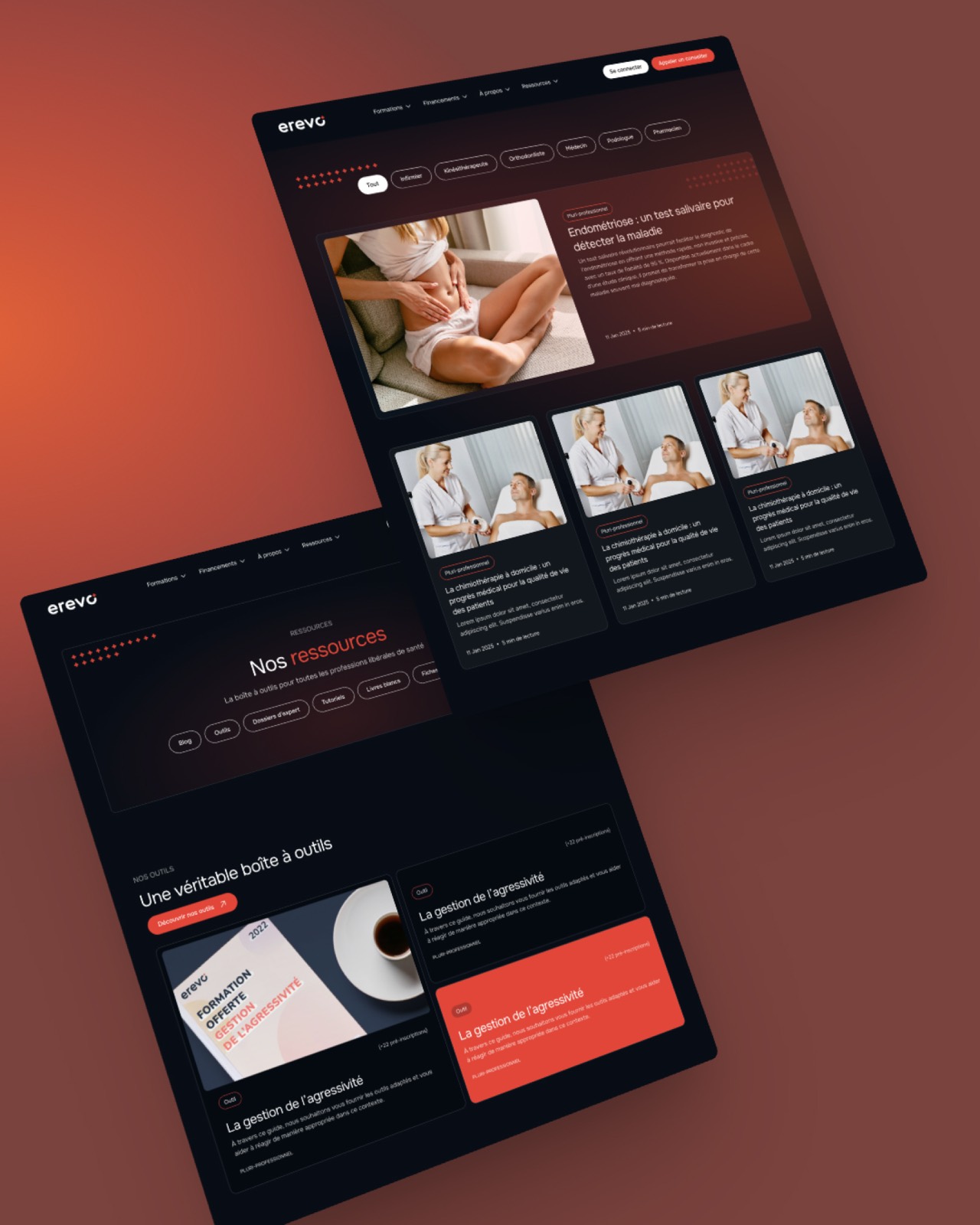 Des pages du site Erevo posées en diagonale sur fond rouge brique